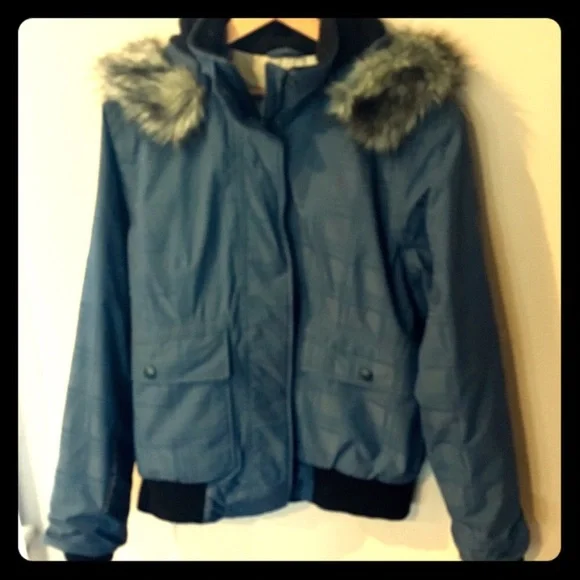 Woolrich Puffer Jacket w/ Removable Hood - Picture 4 of 13